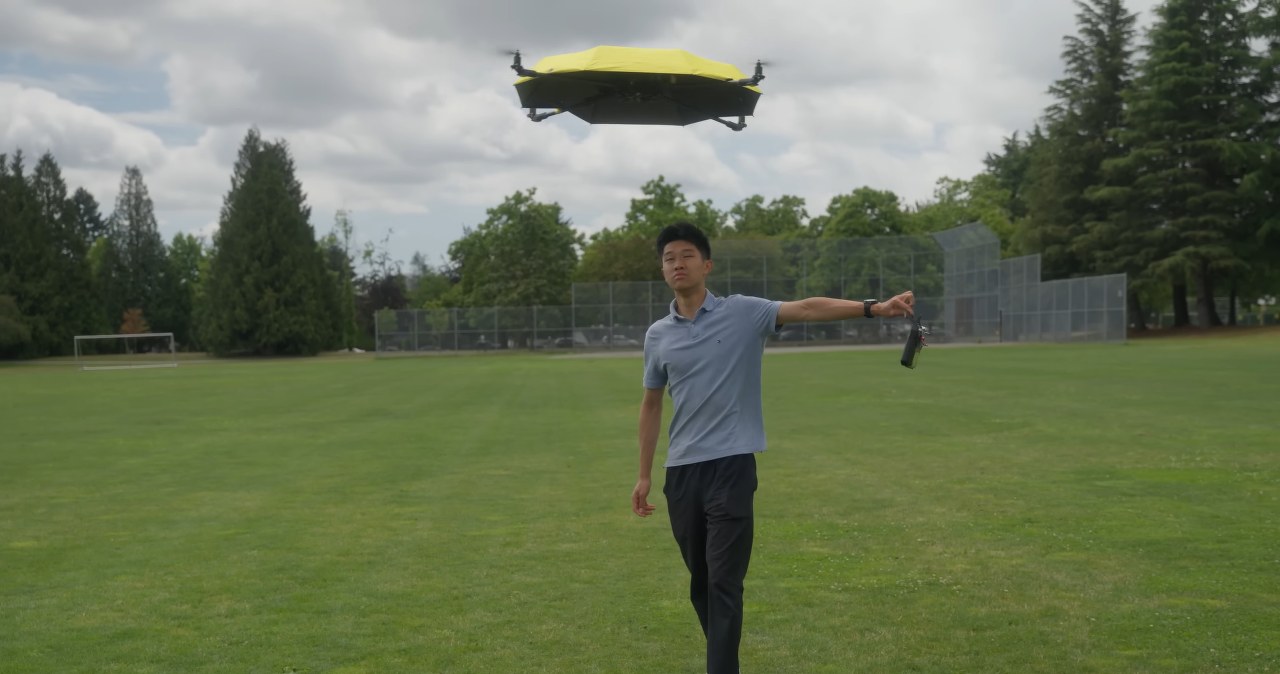 Parasol, który nie wymaga trzymania i podąża za tobą jak cień