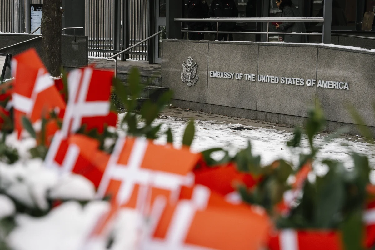 Ambasada USA w Kopenhadze usunęła sprzed swojego gmachu 44 duńskie flagi z nazwiskami Duńczyków poległych w Afganistanie - podała w środę telewizja TV 2, publikując zdjęcia z tego zdarzenia. "Brak szacunku" - skomentowała burmistrz Kopenhagi Line Barfod.