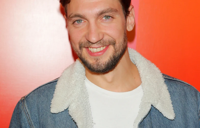 Mało osób wie, że Szeptycki jest synem aktorki. Gra w popularnym serialu