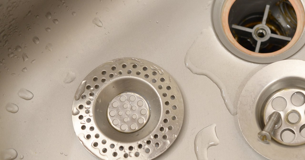 Genialnie udrażnia odpływ. Wciskam do zlewu, czekam 15 minut i gotowe