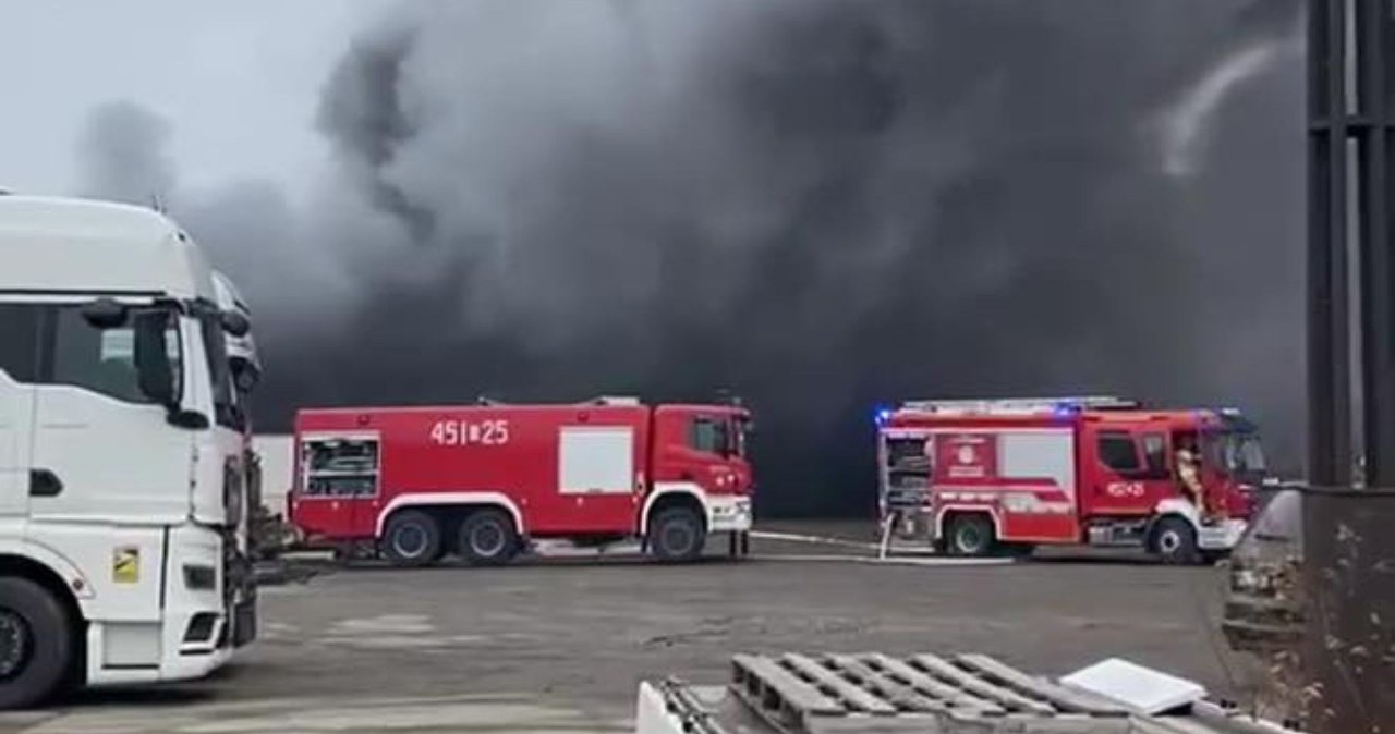 Gliwice. Pożar hali przy ul. Okrężnej. Na miejscu 25 zastępów straży