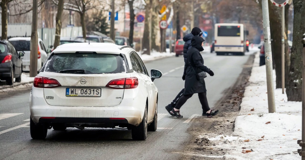 Czy samochód może ruszyć zanim pieszy zejdzie z przejścia? Przepisy są jasne