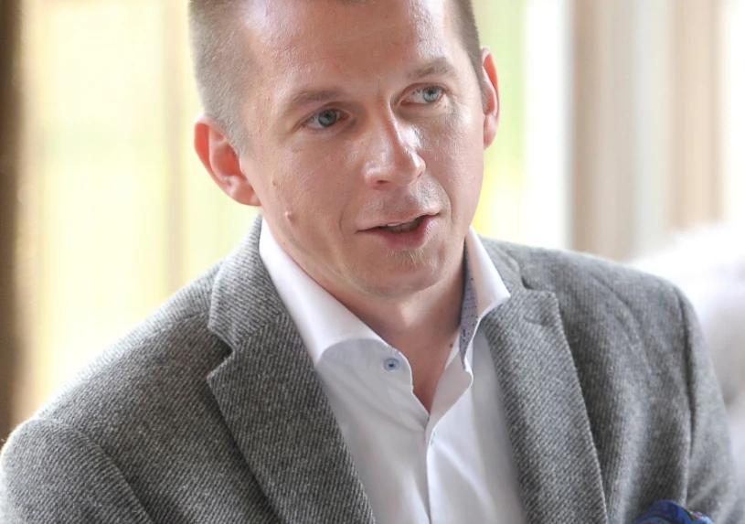 Mało kto zna prawdę o małżeństwie Karola Okrasy. Rzadko się pokazują