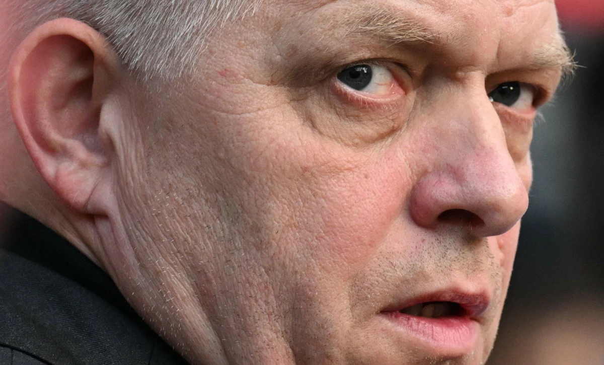 Według relacji pięciu europejskich dyplomatów, premier Słowacji Robert Fico podczas nieformalnej rozmowy na szczycie UE w Brukseli miał mówić, że przeżył szok po spotkaniu z Donaldem Trumpem w Mar-a-Lago. Szef słowackiego rządu - według doniesień Politico - wyraził poważne obawy o stan psychicznego zdrowia amerykańskiego prezydenta i określił Trumpa jako człowieka "niebezpiecznego". Po ukazaniu się tej informacji z Bratysławy napłynęło głośne i dosadne dementi.