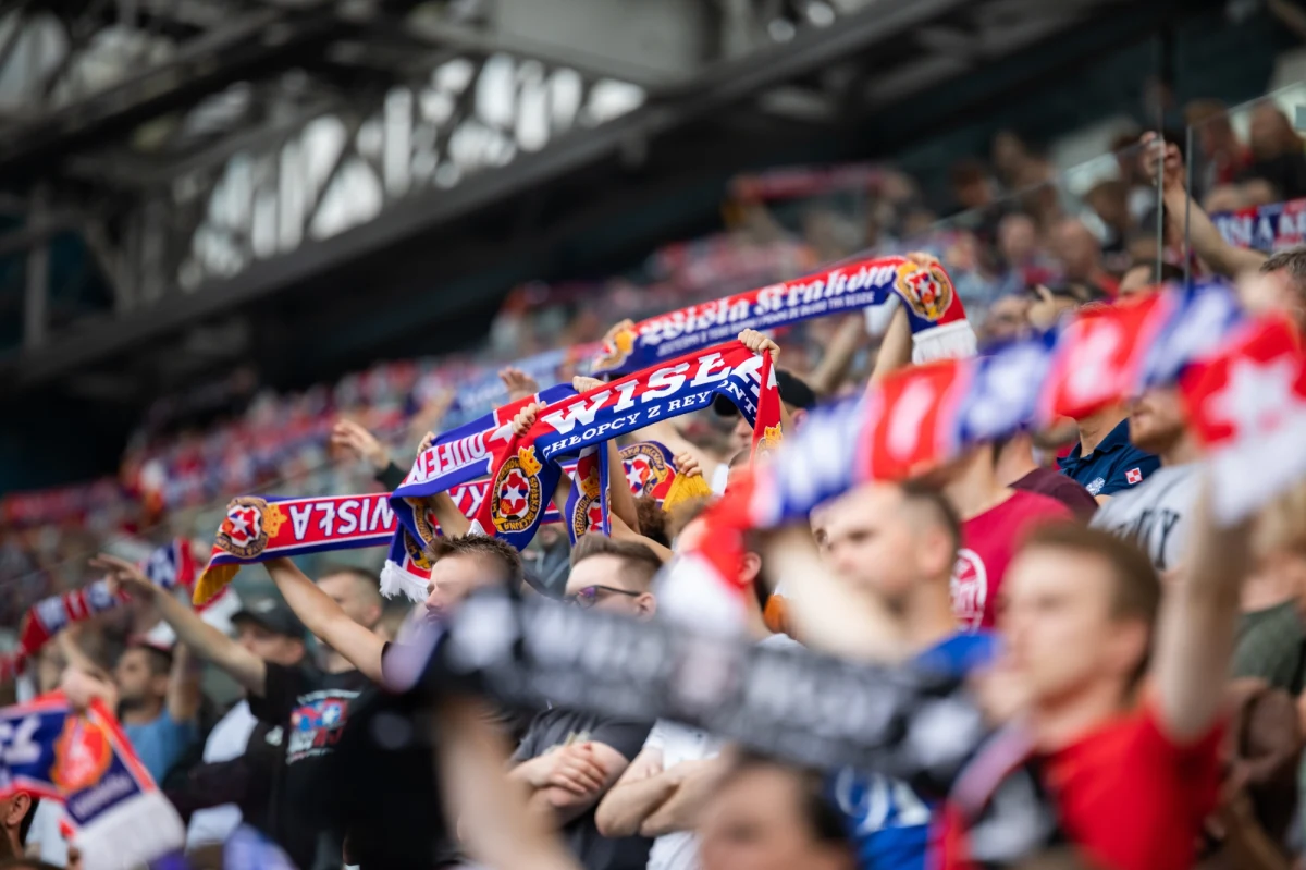 Wisła Kraków szykuje wyjątkowe święto z okazji swojego 120-lecia. 11 lipca na stadionie przy Reymonta odbędzie się jubileuszowy mecz z walijskim Wrexham AFC - klubem, który w ostatnich latach zdobył światową sławę dzięki serialowi "Welcome to Wrexham". To spotkanie ma być nie tylko sportowym widowiskiem, ale także symbolicznym połączeniem dwóch klubów o bogatej historii i niezwykłej sile społeczności.