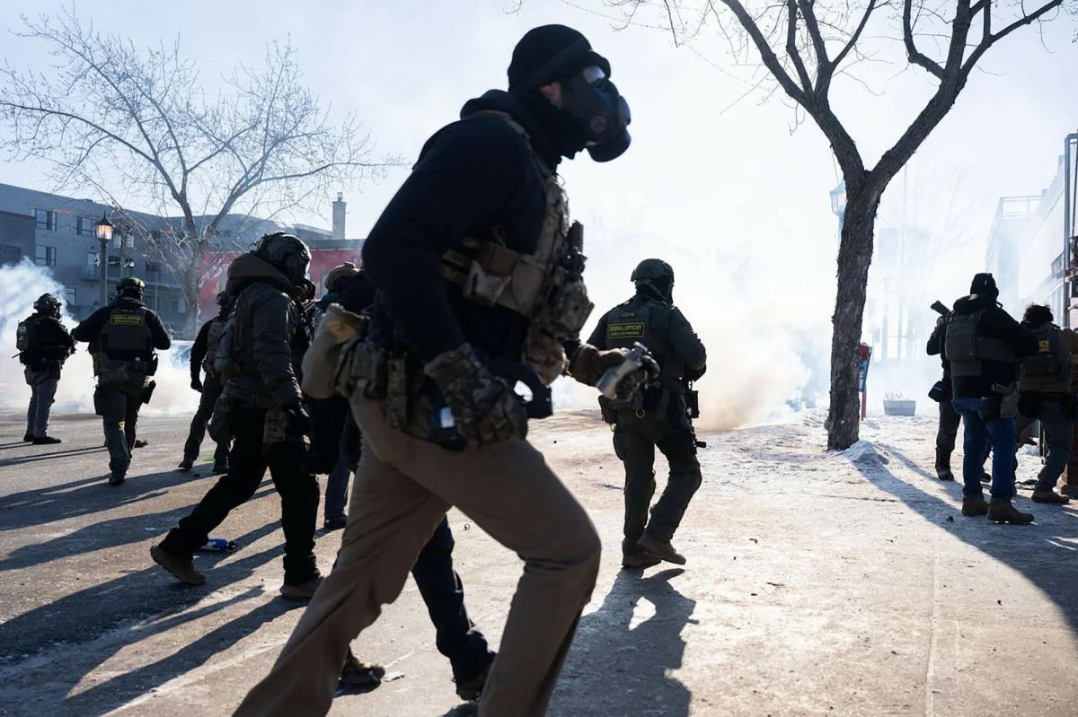 Ekwador wysłał Amerykanom notę protestacyjną. Okazuje się, że agenci ICE usiłowali wedrzeć się do ekwadorskiego konsulatu w Minneapolis. Uniemożliwili im to pracownicy placówki. "Zapewnili ochronę obywatelom Ekwadoru, którzy w tym czasie przebywali w budynku" - czytamy w nocie ekwadorskiego MSZ.