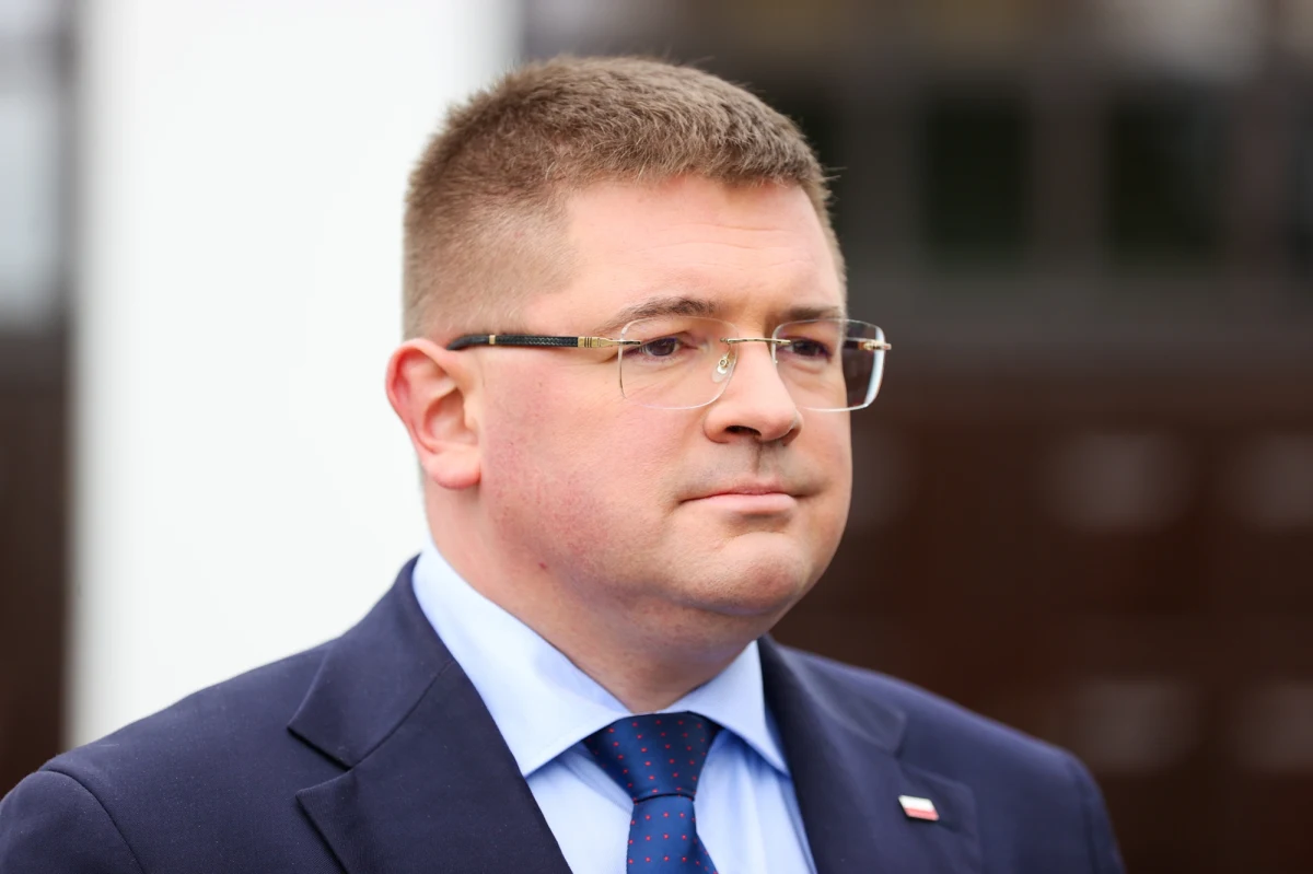 Poseł Tomasz Rzymkowski oficjalnie zasilił szeregi koła poselskiego Demokracja Bezpośrednia. Polityk nie wyklucza jednak, że w przyszłości może dołączyć do Konfederacji. Niedawno z koła został usunięty poseł Marek Jakubiak, który był kandydatem na prezydenta w ubiegłorocznych wyborach.