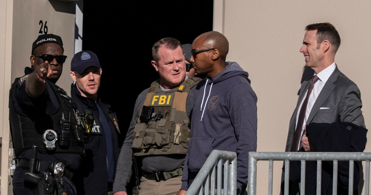 Akcja agentów FBI, weszli do biura wyborczego. W tle słowa Donalda Trumpa