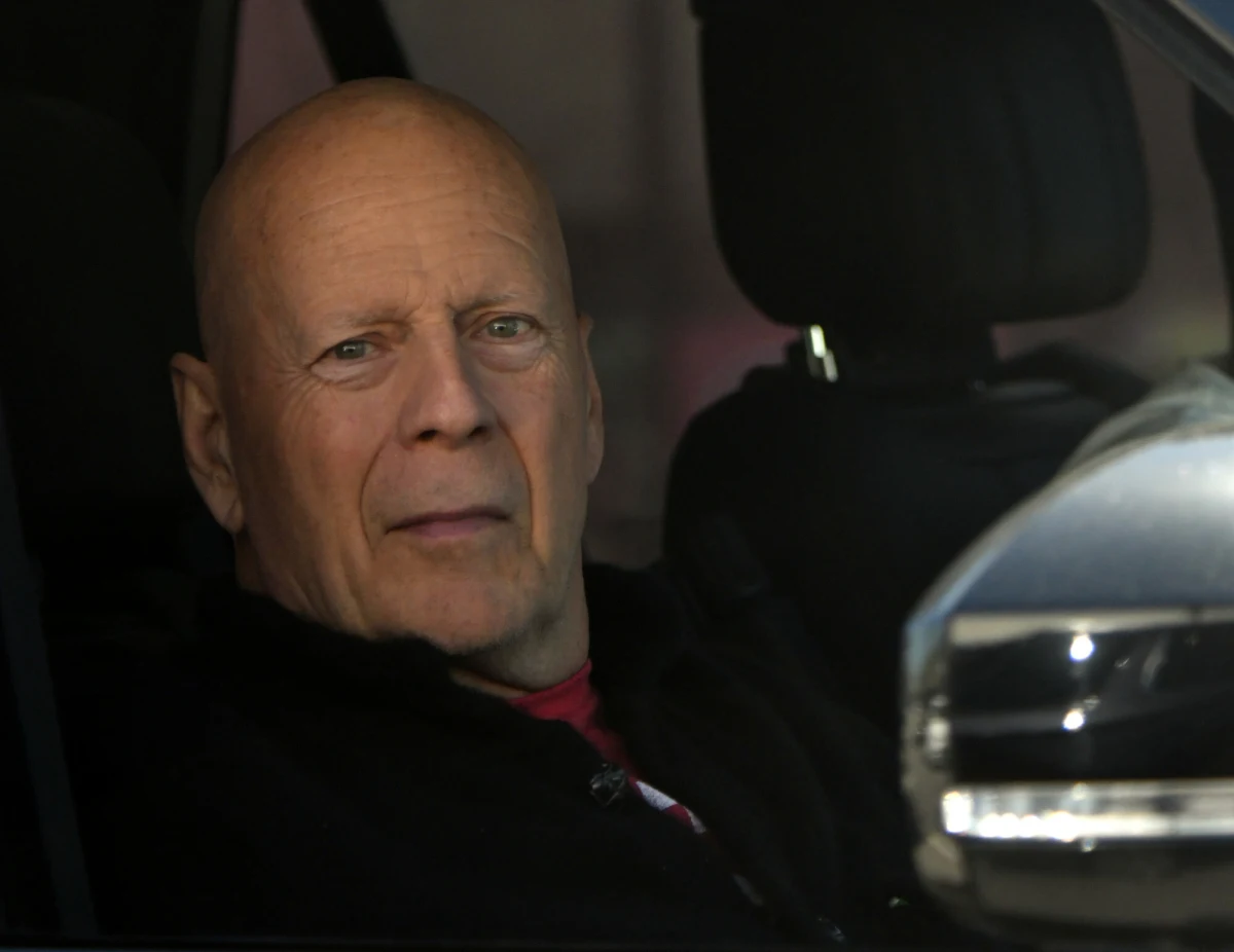 Bruce Willis, gwiazdor kina akcji, od kilku lat zmaga się z poważnymi problemami zdrowotnymi. Jego żona, Emma Heming Willis, podzieliła się najnowszymi informacjami na temat jego stanu, ujawniając, że aktor cierpi nie tylko na otępienie czołowo-skroniowe, ale również na anozognozję – zaburzenie neurologiczne, które sprawia, że nie jest świadomy swojej choroby.