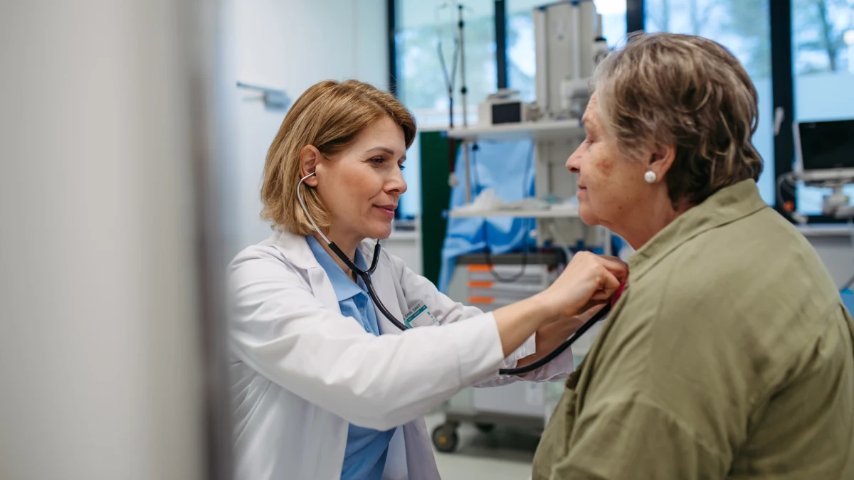 Na Lubelszczyźnie gwałtownie rośnie liczba zachorowań na grypę. Sanepid ostrzega, że to dopiero początek sezonu i spodziewana jest dalsza fala infekcji. W związku z tym w szpitalach wprowadzane są ograniczenia dotyczące odwiedzin pacjentów.