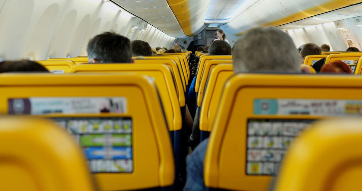 Ryanair szykuje się do największych cięć w swojej historii. W 2026 roku z siatki połączeń znikną setki tras, a miliony pasażerów będzie zmuszonych do zmiany planów podróży. Decyzje przewoźnika uderzą w podróżnych z Niemiec, Hiszpanii, Francji, Belgii, Portugalii, a także z Bałkanów. Co stoi za tak drastycznymi posunięciami? Sprawdzamy kulisy tej rewolucji w tanim lataniu.