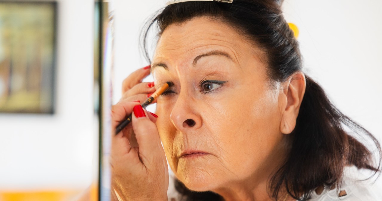 Zapomnij o czarnej kredce i eyelinerze. To odmładza oczy i dodaje świeżości