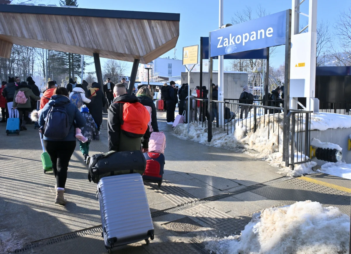 Ferie trwają, a pod Tatrami wciąż sporo wolnych miejsc. Górale przecierają oczy ze zdumienia, a właściciele pensjonatów i hoteli pytają: "Gdzie się podziali turyści z Warszawy?". Dlaczego Zakopane świeci pustkami, mimo że śniegu w tym roku nie brakuje? 