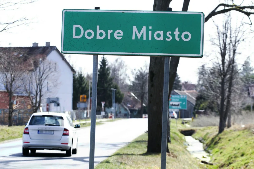 Kierowcy mylą znak E-17a. Ile można jechać za zieloną tablicą?