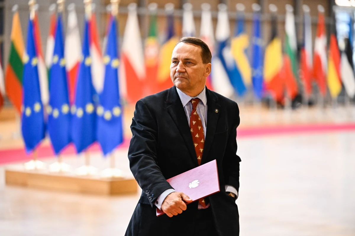 Mówienie o armii federalnej jest niecelowe, bo nierealistyczne, nie dojdzie do połączenia armii narodowych. Natomiast moglibyśmy stworzyć coś, co ja nazywam legionem europejskim - powiedział wicepremier, minister spraw zagranicznych Radosław Sikorski.