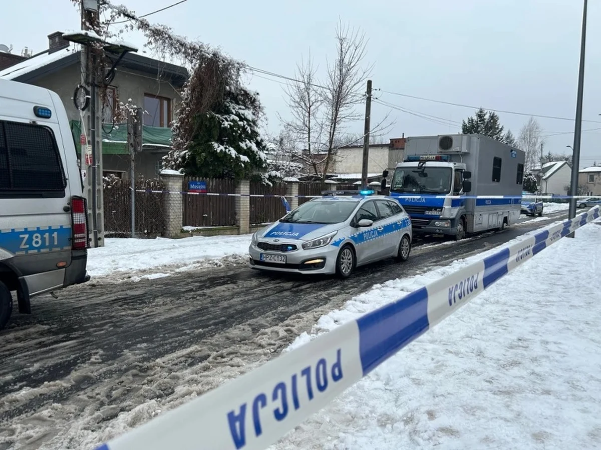 Zarzut zabójstwa dwóch osób oraz zabicia zwierząt usłyszał mężczyzna, który w środę zabarykadował się w jednym z domów na warszawskim Targówku. W środku budynku policja znalazła ciała dwóch osób - kobiety i mężczyzny, a także martwe psy. Mężczyzna został zatrzymany po szturmie policyjnych kontrterrorystów. 