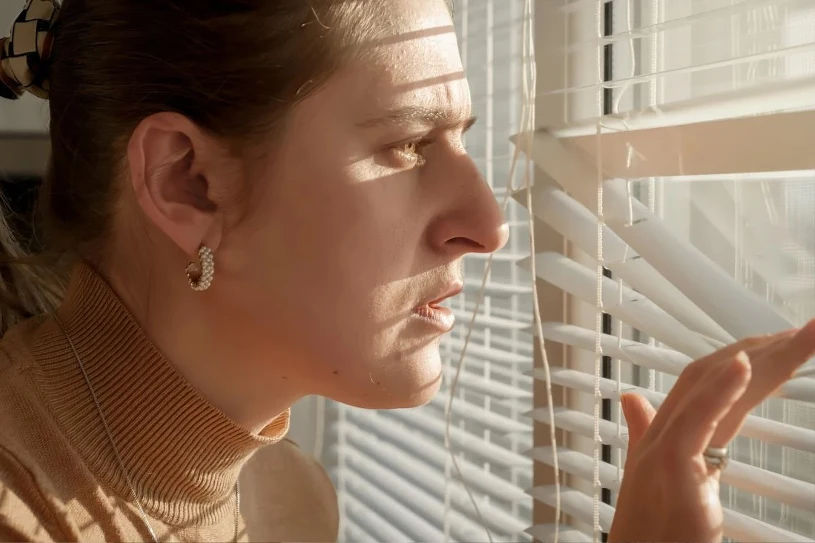 "Syndrom osiedlowego monitoringu": dlaczego ludzie podglądają przez okno?