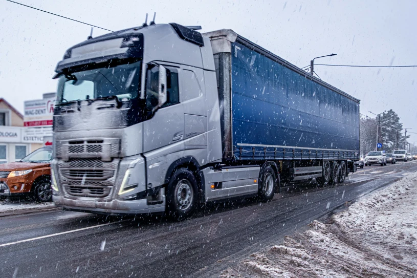 Lód spadł z dachu ciężarówki. Agent ubezpieczeniowy radzi, co robić