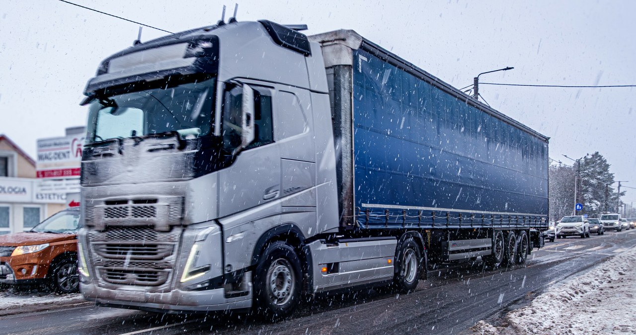 wiadomości,aktualności,Interia Spadający lód z ciężarówek to plaga. Agent ubezpieczeniowy radzi, co robić