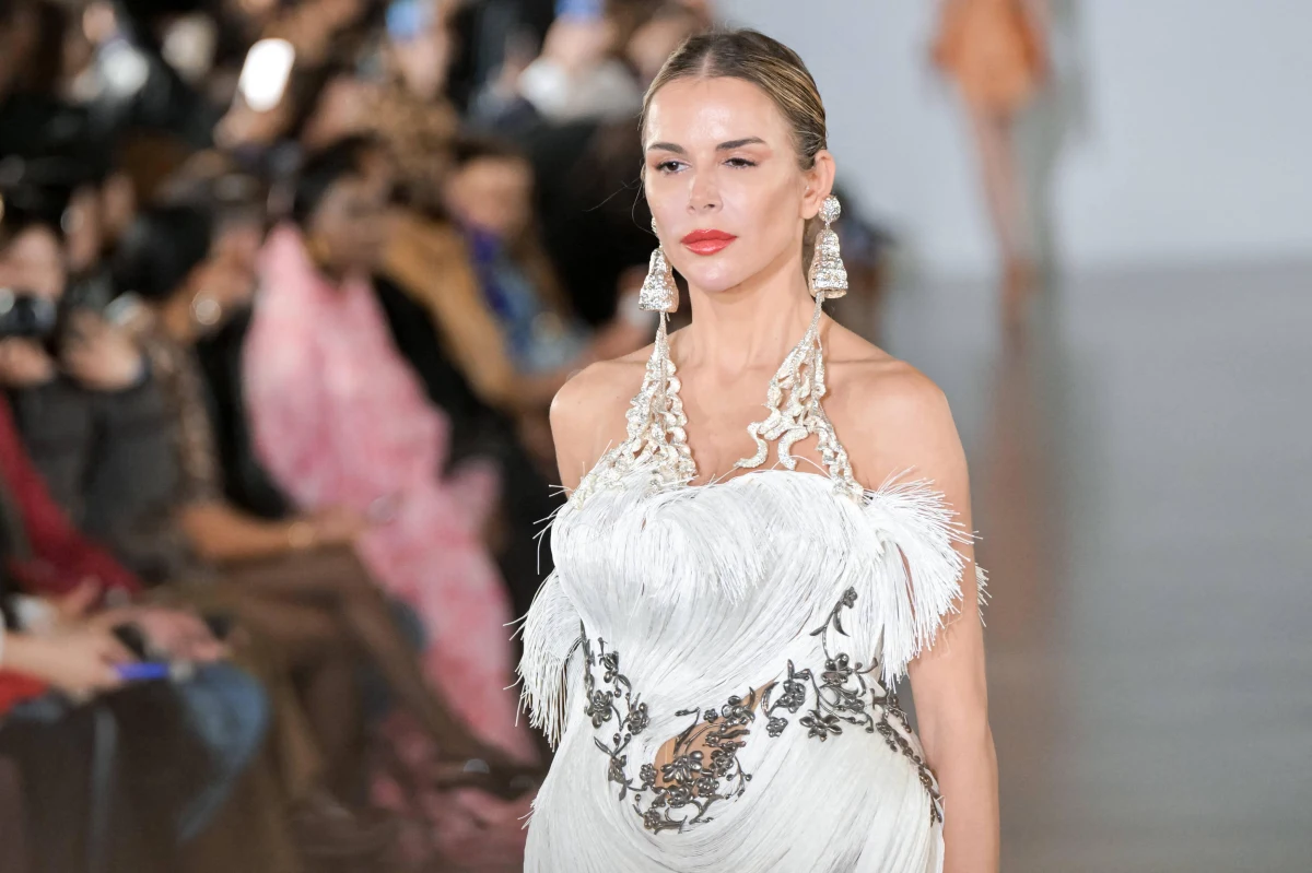 Najbardziej znani projektanci mody założyli różowe okulary - tak wielu paryskich obserwatorów komentuje kończące się dziś we francuskiej stolicy pokazy „haute couture”, czyli ręcznego krawiectwa najwyższej klasy. Chodzi o ubrania na najbliższą wiosnę i lato, ale eleganckie panie mogą już dzisiaj zacząć się inspirować najnowszymi trendami światowej mody.