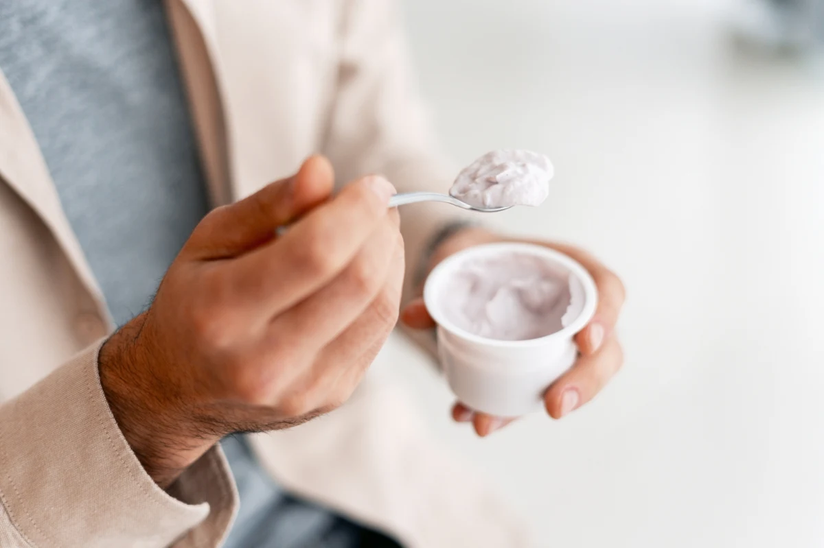 Główny Inspektorat Sanitarny wydał ważne ostrzeżenie. W jednej z partii jogurtów Eko jogurt naturalny LUBLANKA jest możliwa obecność fragmentów szkła. "Konsumenci są narażeni na uszkodzenia jamy ustnej podczas spożycia produktu" - ostrzega GIS. Nie należy spożywać wskazanej w komunikacie partii produktów. Do zanieczyszczenia doszło w wyniku uszkodzenia linii produkcyjnej.