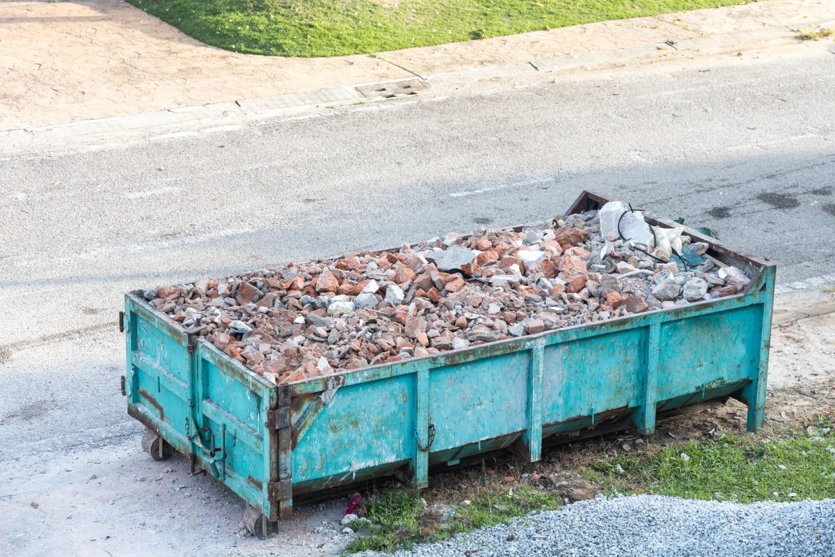Planowanie prac remontowych w Trójmieście wymaga sprawnej organizacji wywozu ciężkich odpadów budowlanych. Zamiast męczyć się z wynoszeniem wielu worków do zwykłego śmietnika, warto postawić na profesjonalne wsparcie logistyczne dostępne od ręki. Odpowiednio dobrany dostawca podstawi metalowy zbiornik pod same drzwi klatki schodowej, a po zakończeniu prac po prostu go zabierze. Dzięki temu unikniesz bałaganu na podwórku oraz niepotrzebnych spięć z sąsiadami, którzy cenią sobie porządek i czystość we wspólnej przestrzeni.