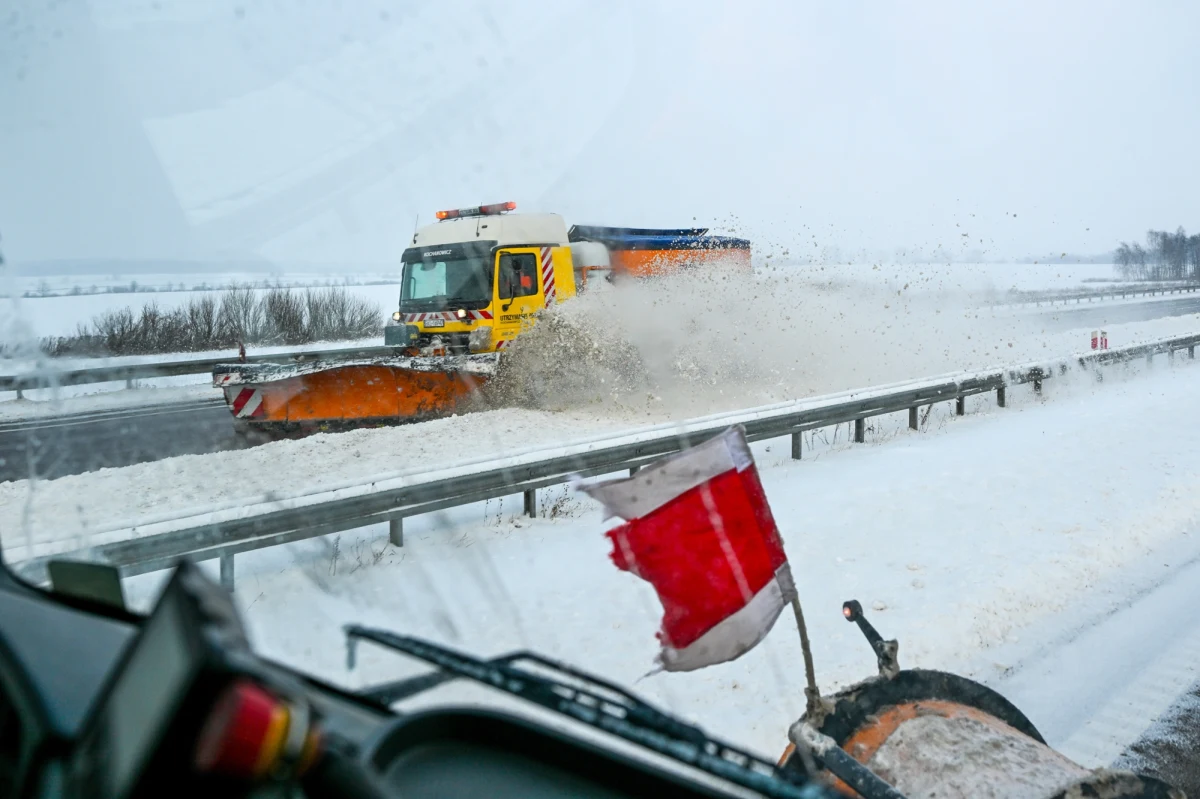 Od 1 kwietnia kierowcy korzystający z autostrady A4 na odcinku Kraków–Katowice mogą zapłacić więcej za przejazd. Zarządca trasy, firma Stalexport, złożył wniosek o podniesienie stawek - zarówno dla samochodów osobowych, jak i ciężarowych. Powodem są rosnące koszty utrzymania i inwestycje przed końcem koncesji.