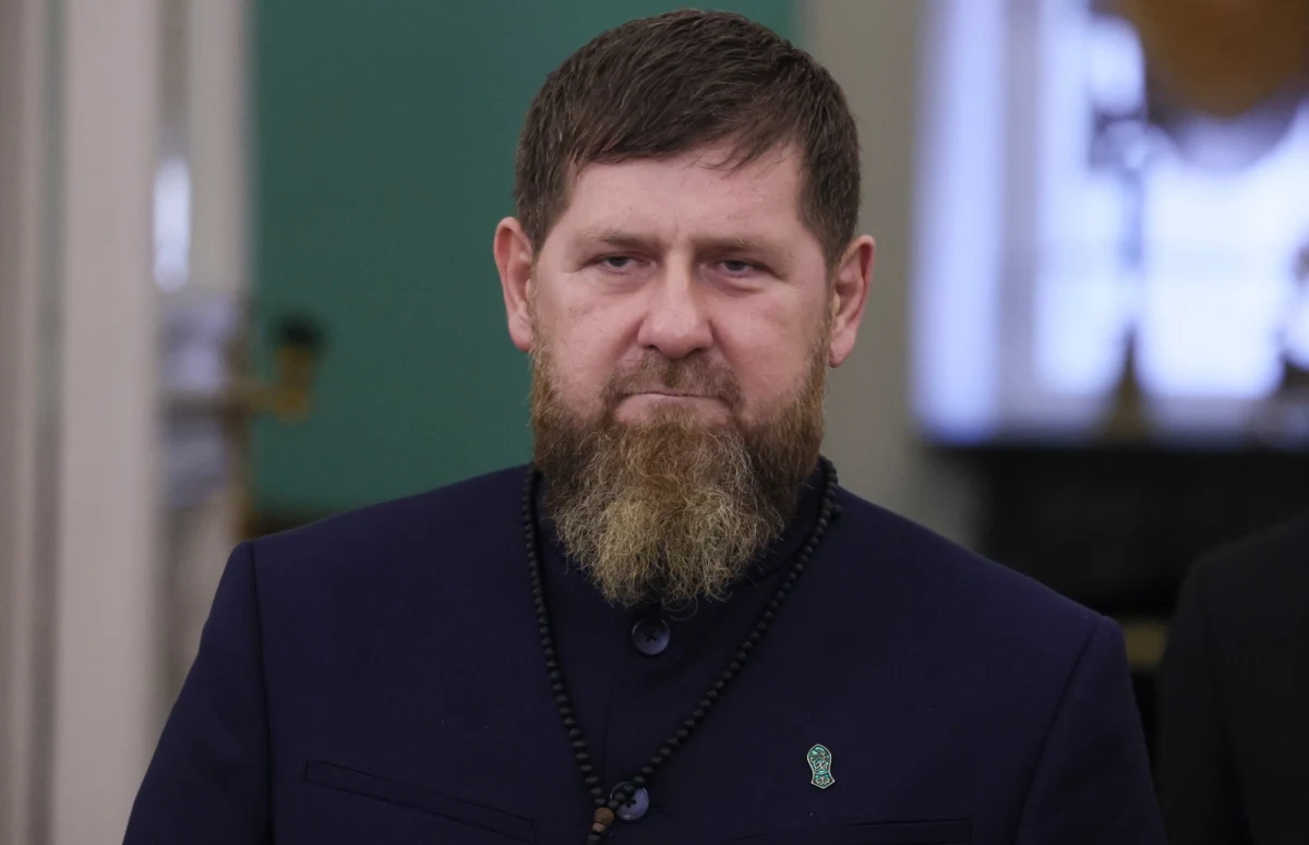 O Ramzanie Kadyrowie w ostatnich dniach było głośno, ale głównie za sprawą jego choroby czy wypadku syna, Adama. Okazuje się jednak, że przywódca Czeczenii żyje, bo przyjechał na Kreml i w stanowczym tonie wypowiedział się na temat rozmów pokojowych między Rosją a Ukrainą.