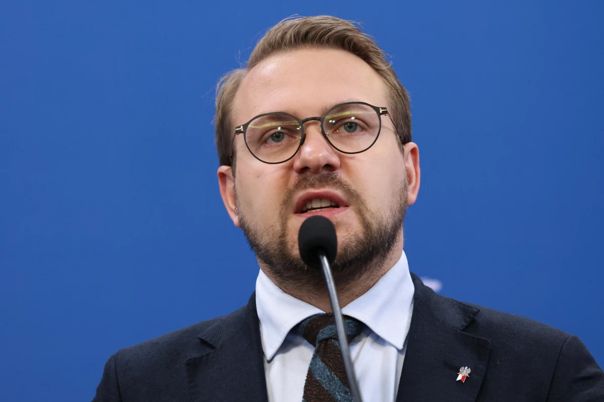 Irlandzka europosłanka Cynthia Ni Mhurchu złożyła oficjalną skargę na Jacka Ozdobę i Bogdana Rzońcę z PiS, zarzucając im nieodpowiednie zachowanie podczas posiedzenia Komisji Petycji Parlamentu Europejskiego. Sprawa dotyczy incydentu z grudnia 2025 roku, kiedy to doszło do ostrej wymiany zdań i kontrowersyjnych zachowań na sali obrad.