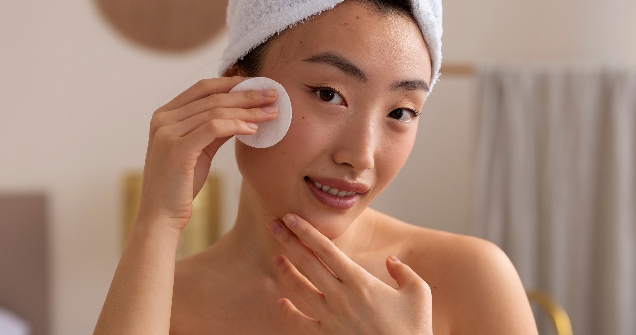 Błędy w pielęgnacji, które niszczą twoją skórę. Popełniasz je każdego dnia