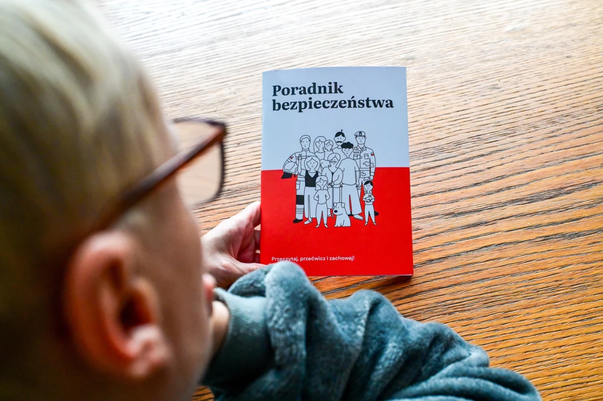 Ponad 16 mln gospodarstw domowych w Polsce otrzyma do końca stycznia rządowy "Poradnik bezpieczeństwa". Choć publikacja jest dostępna bezpłatnie w internecie, zdecydowano się na jej masowy druk i dystrybucję. Koszt przedsięwzięcia okazał się znacznie wyższy, niż pierwotnie planowano.