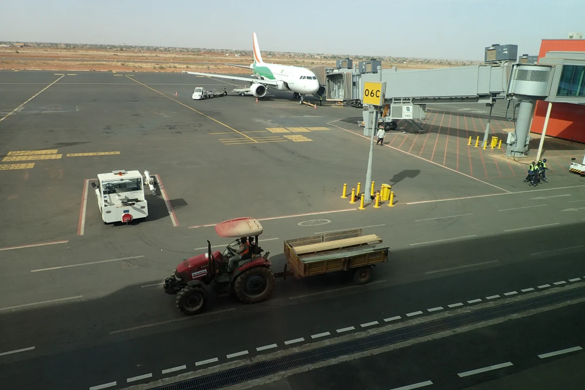 Strzelanina na lotnisku w stolicy Nigru, Niamey. Sprawcami są najprawdopodobniej dżihadystyczne bojówki. Jak zaznacza agencja Reutera, cywilny port jest w rzeczywistości bazą wojskową, w której przebywają rosyjscy najemnicy. Znajduje się tam około tysiąca ton koncentratu tlenku uranu.