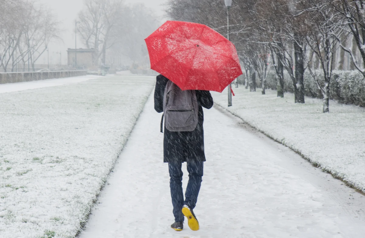 Alert pogodowy I stopnia przed marznącymi opadami deszczu powodującymi gołoledź wydał w piątek Instytut Meteorologii i Gospodarki Wodnej. Ostrzeżenia dotyczą sześciu województw. Na północnym wschodzie w dalszym ciągu obowiązują alerty przed silnym mrozem.