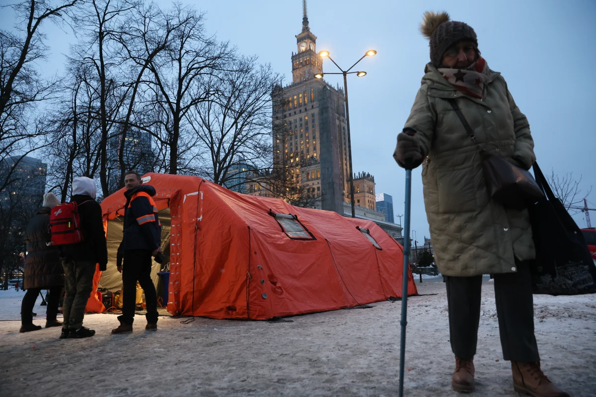Warszawa przygotowuje się na kolejną falę siarczystych mrozów. Już od piątkowego wieczoru na ulice miasta wyjadą specjalne, bezpłatne autobusy grzewcze, a od soboty w kilku lokalizacjach pojawią się ogrzewane namioty z ciepłymi napojami. Sprawdź, gdzie można się ogrzać i jak skorzystać z pomocy w najbliższych dniach.