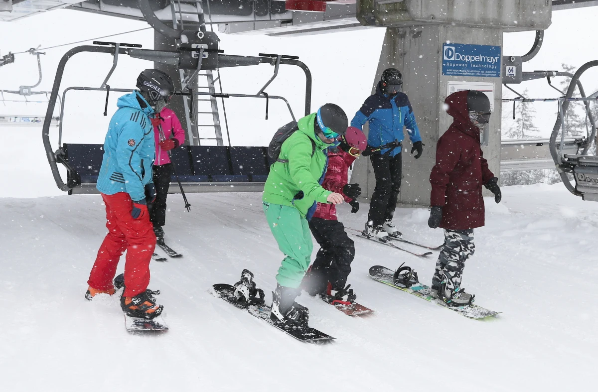 Zimowe ferie właśnie trwają, a Ty wciąż szukasz pomysłu na niezapomniany czas pełen atrakcji? Ośrodek Narciarski Kotelnica Białczańska w Białce Tatrzańskiej przygotował dla wszystkich miłośników białego szaleństwa wyjątkową niespodziankę. Sprawdź, jak zdobyć całodniowe karnety i poczuj magię zimy w sercu Tatr!