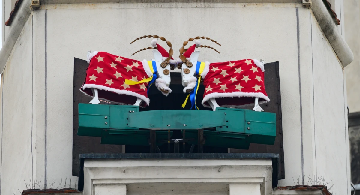 Nie działa jeden z dwóch zegarów na wieży ratuszowej w Poznaniu - jego wskazówki zatrzymały się na godzinie 12:00. Co zatem ze słynnymi koziołkami?