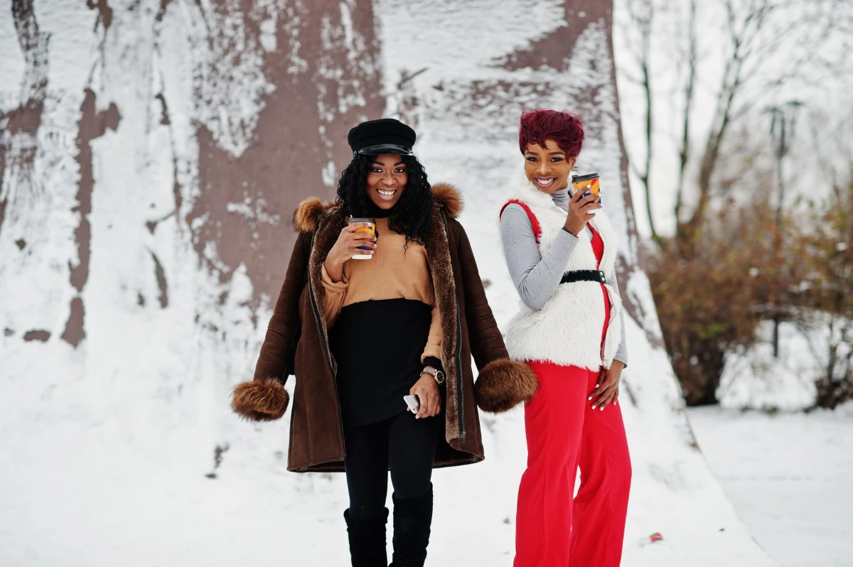 Moda ma to do siebie, że zatacza koła. To, co nasi rodzice lub starsze rodzeństwo nosili dwie lub trzy dekady temu, dziś wraca na wybiegi i ulice miast ze zdwojoną siłą. Sezon zimowy jest szczególnym czasem dla miłośników stylu retro, ponieważ pozwala na kreatywne warstwowanie ubrań i zabawę teksturami, które były kluczowe dla estetyki lat 90. oraz początku lat 2000., znanych szerzej jako Y2K. Współczesna interpretacja tych trendów nie polega jednak na ślepym kopiowaniu starych zdjęć, ale na umiejętny łączeniu nostalgii z nowoczesną funkcjonalnością.