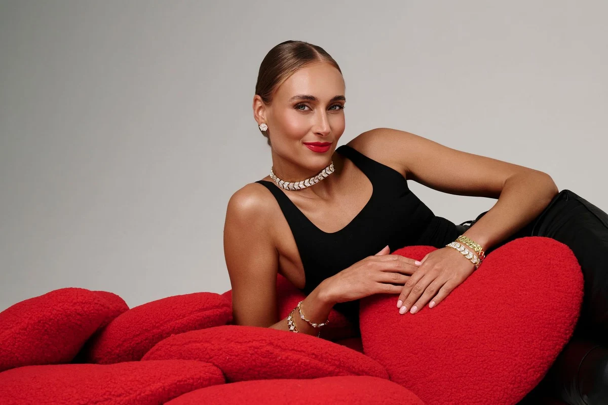 Wybór biżuterii na Walentynki to coś więcej niż zwykłe zakupy - to sposób na zamknięcie najpiękniejszych emocji w szlachetnym kruszcu. W 2026 roku trendy jubilerskie harmonijnie łączą klasyczną symbolikę z odważnymi formami glamour, stawiając na autentyczność i wysoką jakość. Z tego artykułu dowiesz się, jak uniknąć wpadki z rozmiarem, jak odczytywać język kamieni szlachetnych i jaką biżuterią sprawić, by ten dzień został zapamiętany na długie lata.