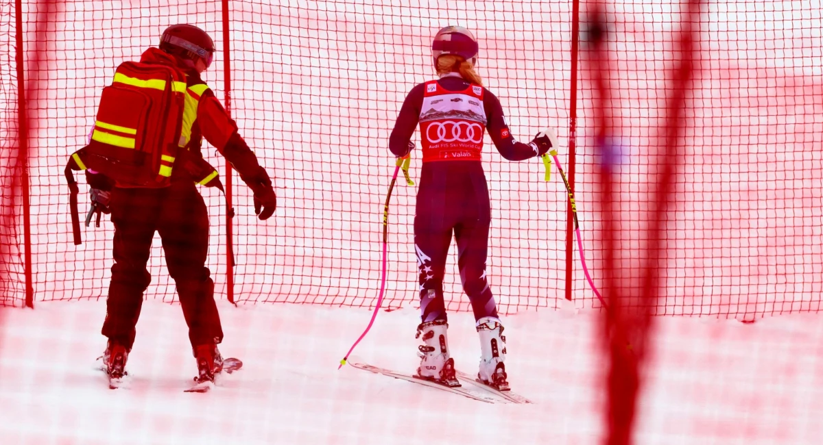 Lindsey Vonn, jedna z najbardziej utytułowanych narciarek alpejskich w historii, miała groźny upadek podczas swojego ostatniego zjazdu przez igrzyskami olimpijskimi we Włoszech. Amerykanka co prawda wstała i zjechała o własnych siłach, ale widać było, że odczuwa ból w lewym kolanie.