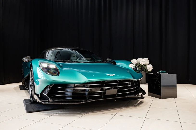 Aston Martin Valhalla trafił na polskie drogi. 1079 KM i ponad 4 mln zł