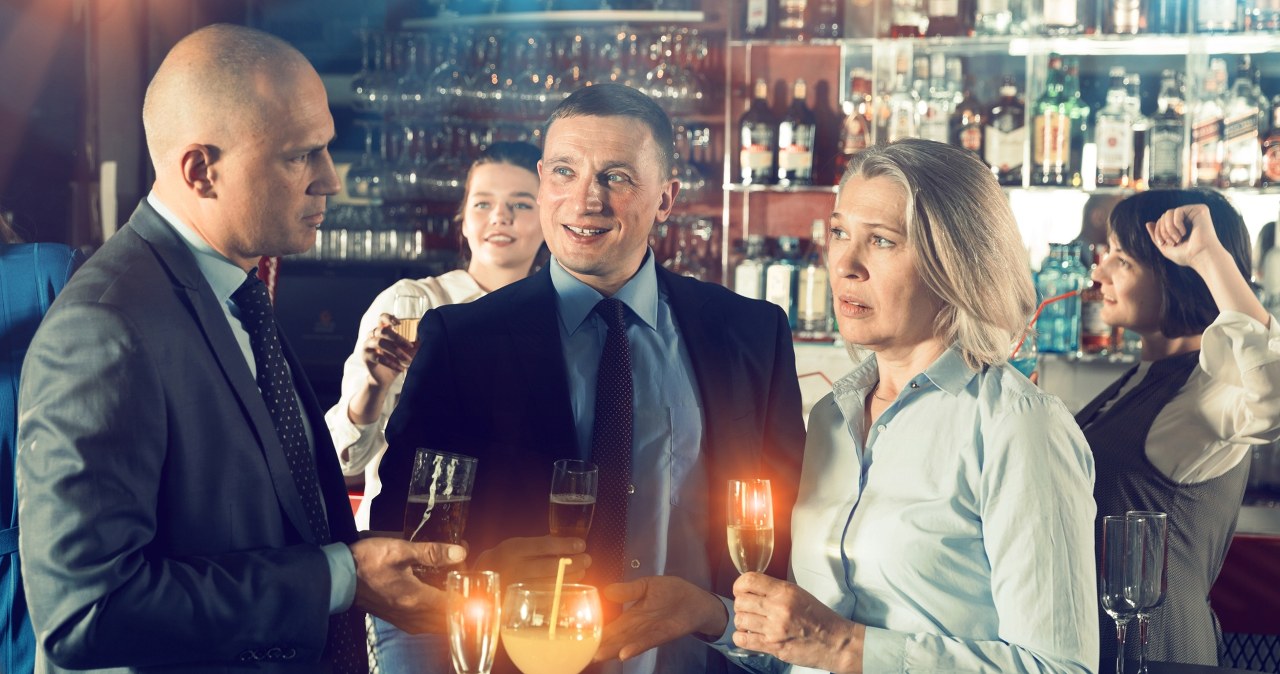 Przesadził z alkoholem na imprezie firmowej. To, co powiedział do szefa, wszystkich zamurowało