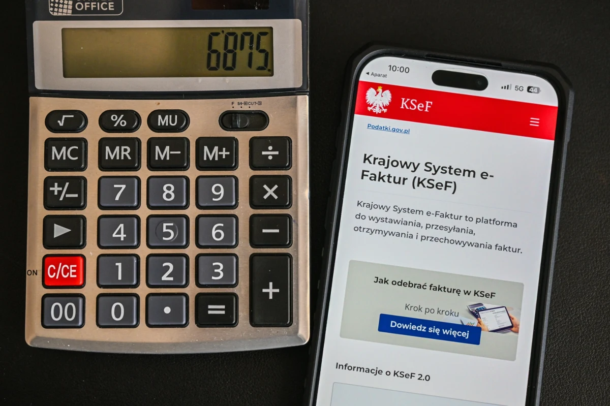 KSeF, czyli Krajowy System e-Faktur, wchodzi w życie od niedzieli 1 lutego 2026. To ważna zmiana dla przedsiębiorców, którzy wystawiają faktury. Obowiązkowy będzie dla przedsiębiorców oraz wystawiających faktury, u których wartość sprzedaży - wraz z kwotą podatku - przekroczyła w 2024 roku 200 mln zł. Sprawdź, jak się na to przygotować. 