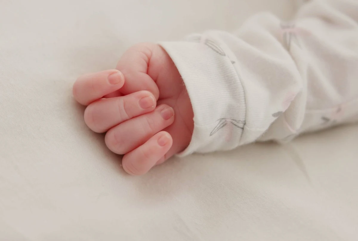 Noworodka schowanego w szafce znaleźli funkcjonariusze, którzy przyjechali w ramach interwencji do domu w jednej z miejscowości w powiecie mławskim na Mazowszu. Pomocy potrzebowała 25-latka, która, jak się okazało, była po porodzie. Gdy ratownicy zajmowali się kobietą, policjanci usłyszeli cichy płacz. Matka i noworodek, który był lekko wychłodzony, ale na szczęście nic nie zagraża jego życiu, zostali przewiezieni do szpitala. Sprawą zajmuje się prokuratura.