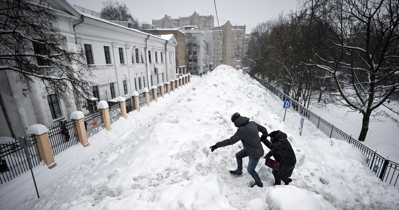 W Moskwie takiej sytuacji nie było od ponad 200 lat. Białe hałdy w mieście
