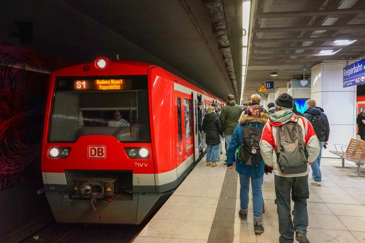 "Chwycił ją i pociągnął na tory". Dramat na stacji metra w Hamburgu