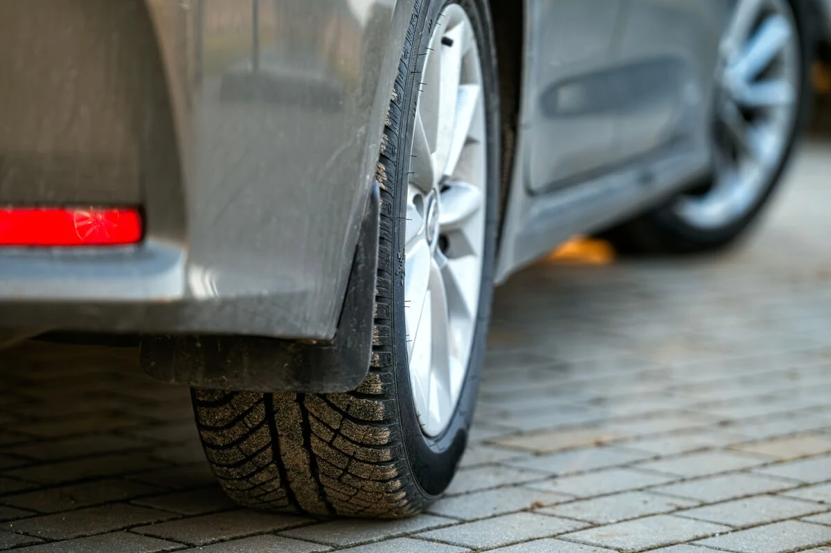 W Polsce przyjęło się powszechnie mówić o zużytych oponach, że są "łyse". Tymczasem opony stają się zużyte sporo wcześniej, zanim ich bieżnik wytrze się całkowicie. Na właściwości jezdne opon wpływa przede wszystkim wysokość bieżnika – im bardziej spłycają się nacięcia i rowki na bieżniku, tym bardziej obniża się bezpieczeństwo jazdy. Przy jakiej głębokości bieżnika należy wymienić opony na nowe?