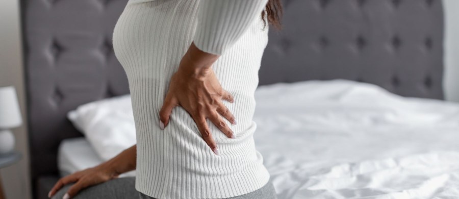 Sen jest jednym z najważniejszych procesów fizjologicznych, niezbędnym do regeneracji organizmu, konsolidacji pamięci oraz utrzymania równowagi hormonalnej. Spędzamy w łóżku średnio jedną trzecią naszego życia, co w perspektywie dekady daje ponad 29 000 godzin. To ogromna ilość czasu, podczas którego nasz układ mięśniowo-szkieletowy poddawany jest stałemu oddziaływaniu podłoża. Często bagatelizujemy przy tym stan naszego materaca, traktując go jako zakup "raz na całe życie" lub przynajmniej na bardzo długie lata. Tymczasem eksperci z dziedziny ortopedii i fizjoterapii alarmują: eksploatacja materaca powyżej 10 lat może mieć degradujący wpływ na zdrowie kręgosłupa, prowadząc do przewlekłych dolegliwości bólowych, a nawet trwałych zmian zwyrodnieniowych.