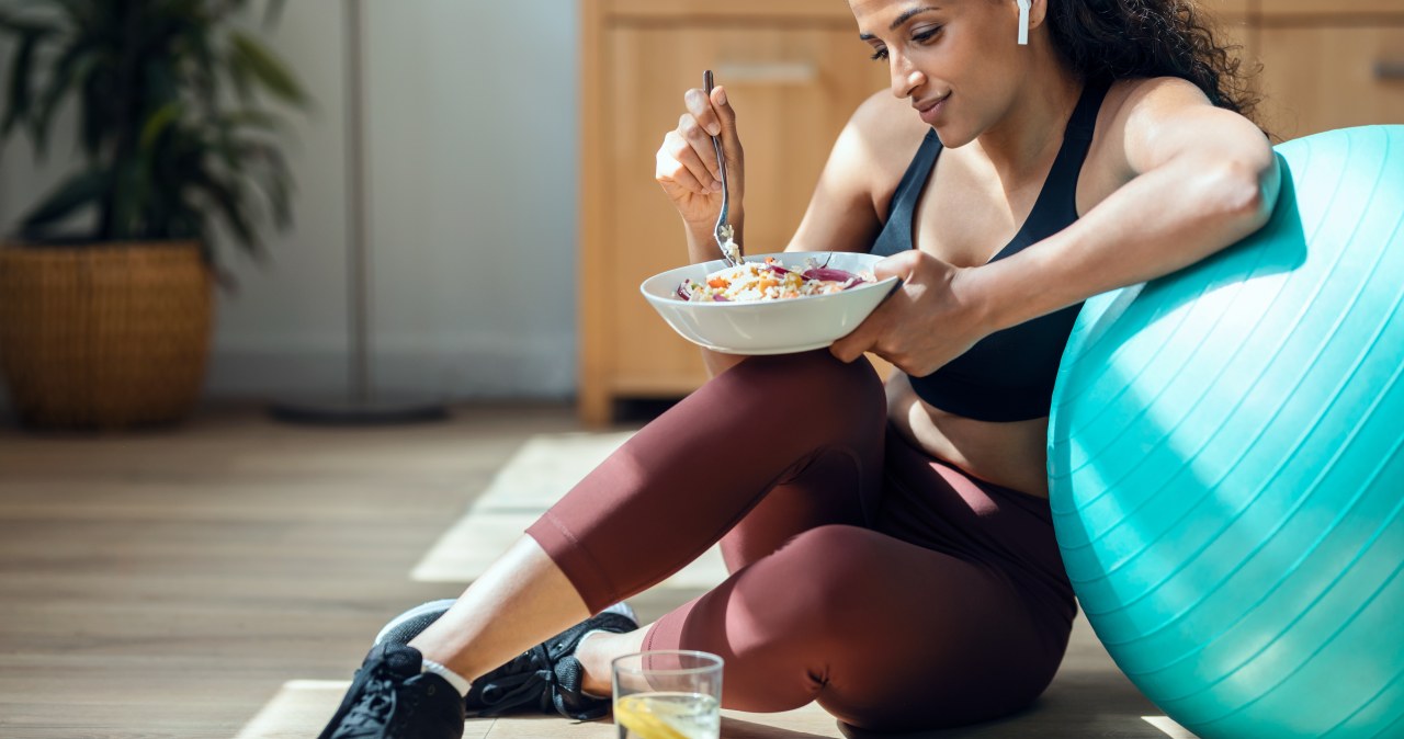 Jedz i pij jeżeli ćwiczysz. Zwiększy efekty treningu, poprawi elastyczność