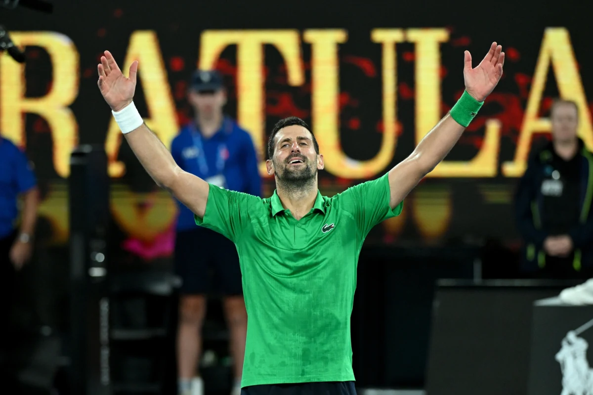 Novak Djoković wyeliminował Jannika Sinnera i powalczy o swój 11. tytuł w Australian Open. Półfinałowy mecz był bardzo zacięty. 38-letni Serb potrzebował pięciu setów, by wygrać z Włochem. "Mój Boże. To surrealistyczne" - skomentował swój niespodziewany triumf weteran kortów.
