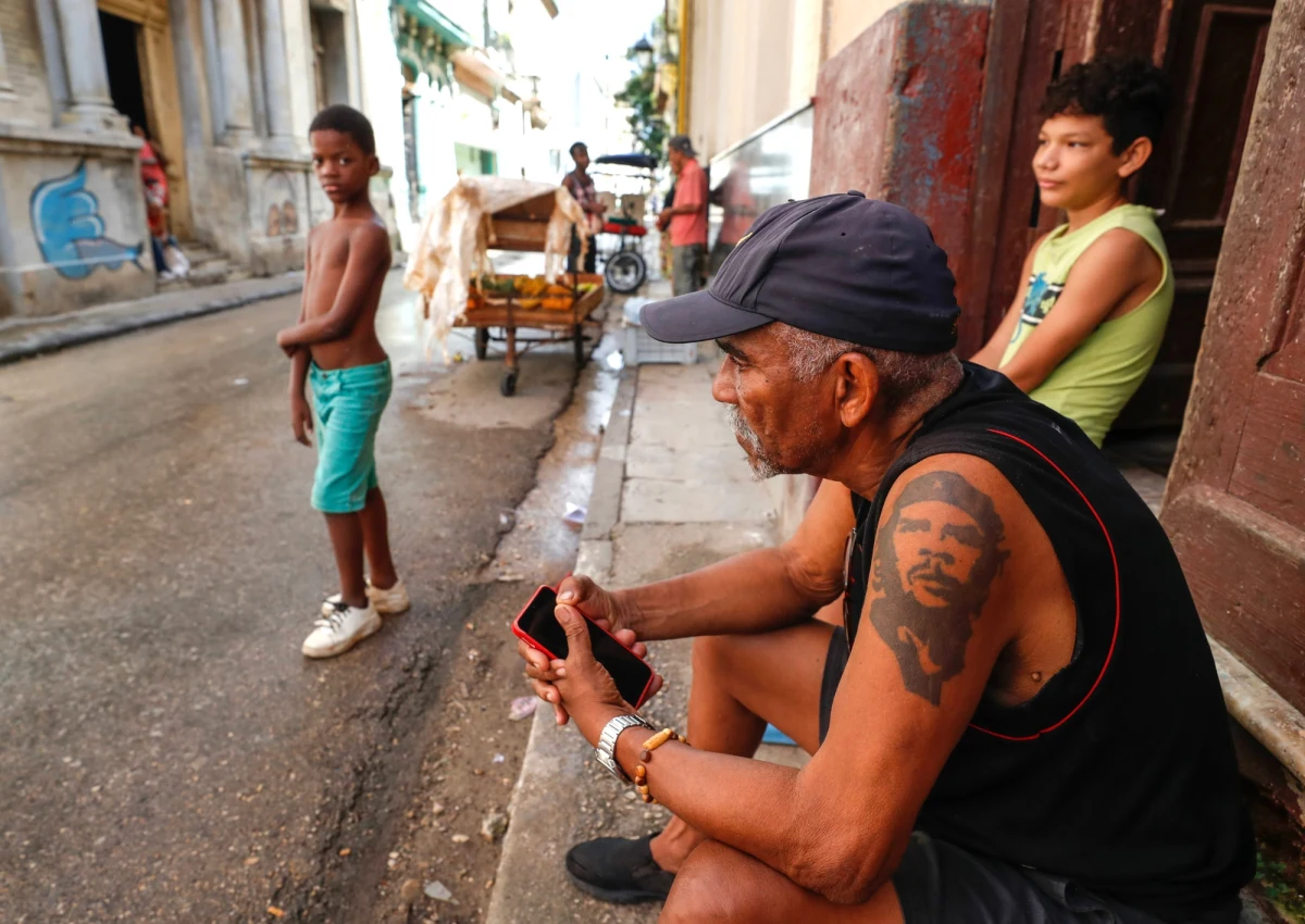 Sytuacja na Kubie jest dziś bardzo trudna. Ma to związek m.in. z utratą głównego sponsora, jaką dla rządzonego od 66 lat przez komunistów kraju była Wenezuela. Zdaniem części ekspertów, daje to szansę na osłabienie, a być może nawet upadek reżimu. 